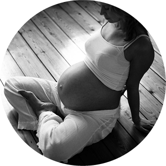 Schwangere Frau am Boden sitzend